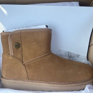 NWT Youth size 5 UGG boots